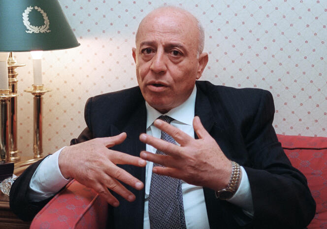 Ahmed Qurei responde a la prensa poco después de la firma de los Acuerdos de Oslo, en Londres, el 22 de octubre de 1993.