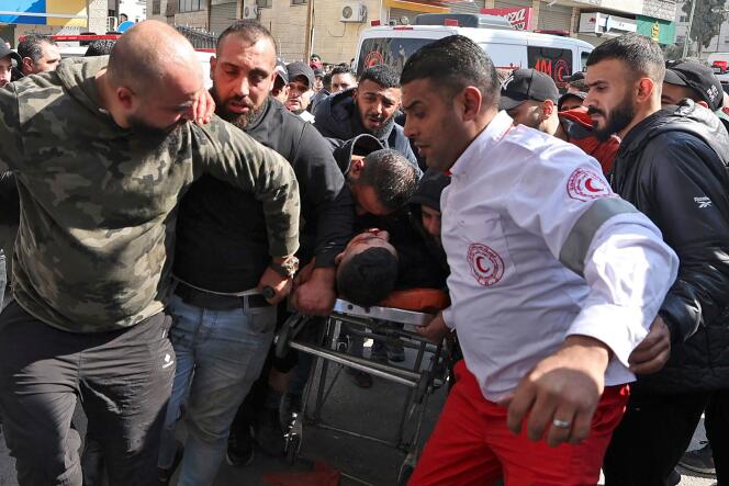 Un palestino herido en Naplusa, Cisjordania, el 22 de febrero, tras una incursión realizada por el ataque israelí.