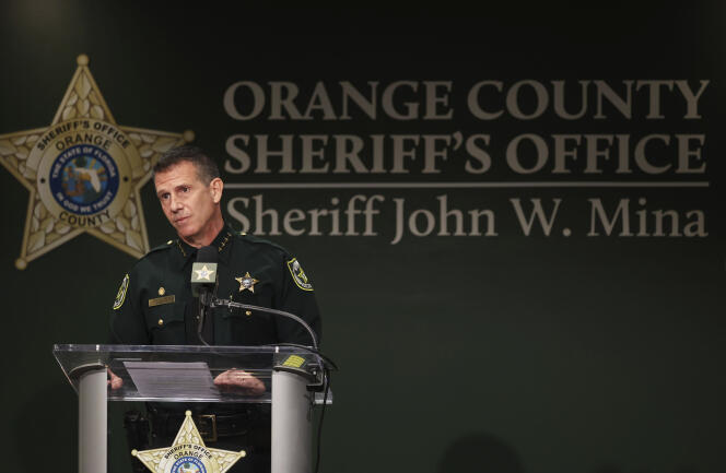 El alguacil del condado de Orange, Florida, John Mina, durante una conferencia de prensa el 22 de febrero de 2023.