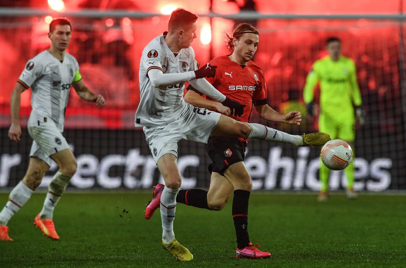 El mediocampista del Chakhtar Donetsk Artem Bondarenko (camiseta blanca, en primer plano) en la pelea con Rennais Lovro Majer, el 23 de febrero de 2023, en Rennes.