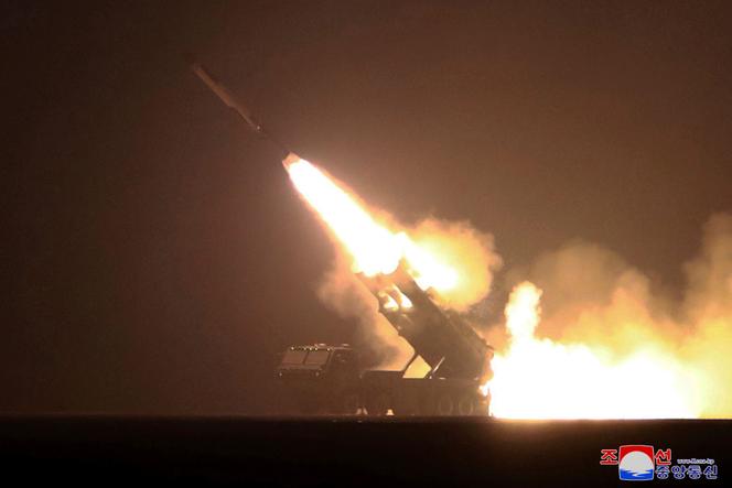 Cette photo fournie par le gouvernement nord-coréen montre ce qu’il dit être un exercice de lancement d’un missile de croisière, en Corée du Nord, le 23 février 2023.