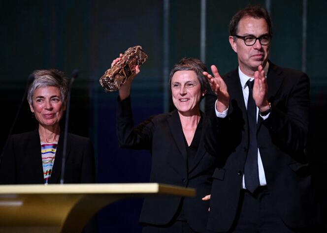 Producenci Caroline Bingo i Carol Scotta oraz reżyser Dominique Moll po zdobyciu Cezara dla najlepszego filmu, 24 lutego 2023 r., podczas 48. Gali Cezarów w Paryżu.
