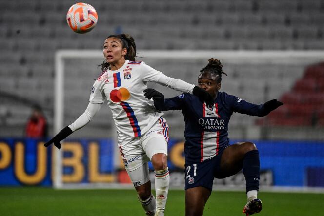 La Lyonnaise Selma Bacha (izquierda) se enfrenta a la parisina Sandy Baltimore durante la 11ᵉ jornada de D1 Arkéma, en el Groupama Stadium de Décines-Charpieu, el 11 de diciembre de 2022.