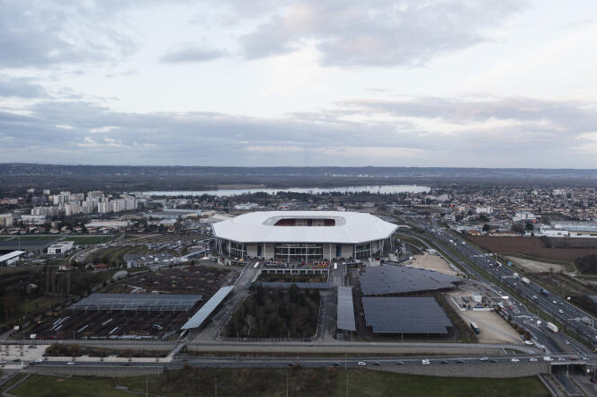 El Estadio Groupama, sede del Olympique Lyonnais, y su flota de paneles fotovoltaicos, en Décines-Charpieu (Rhône), el 9 de diciembre de 2021.