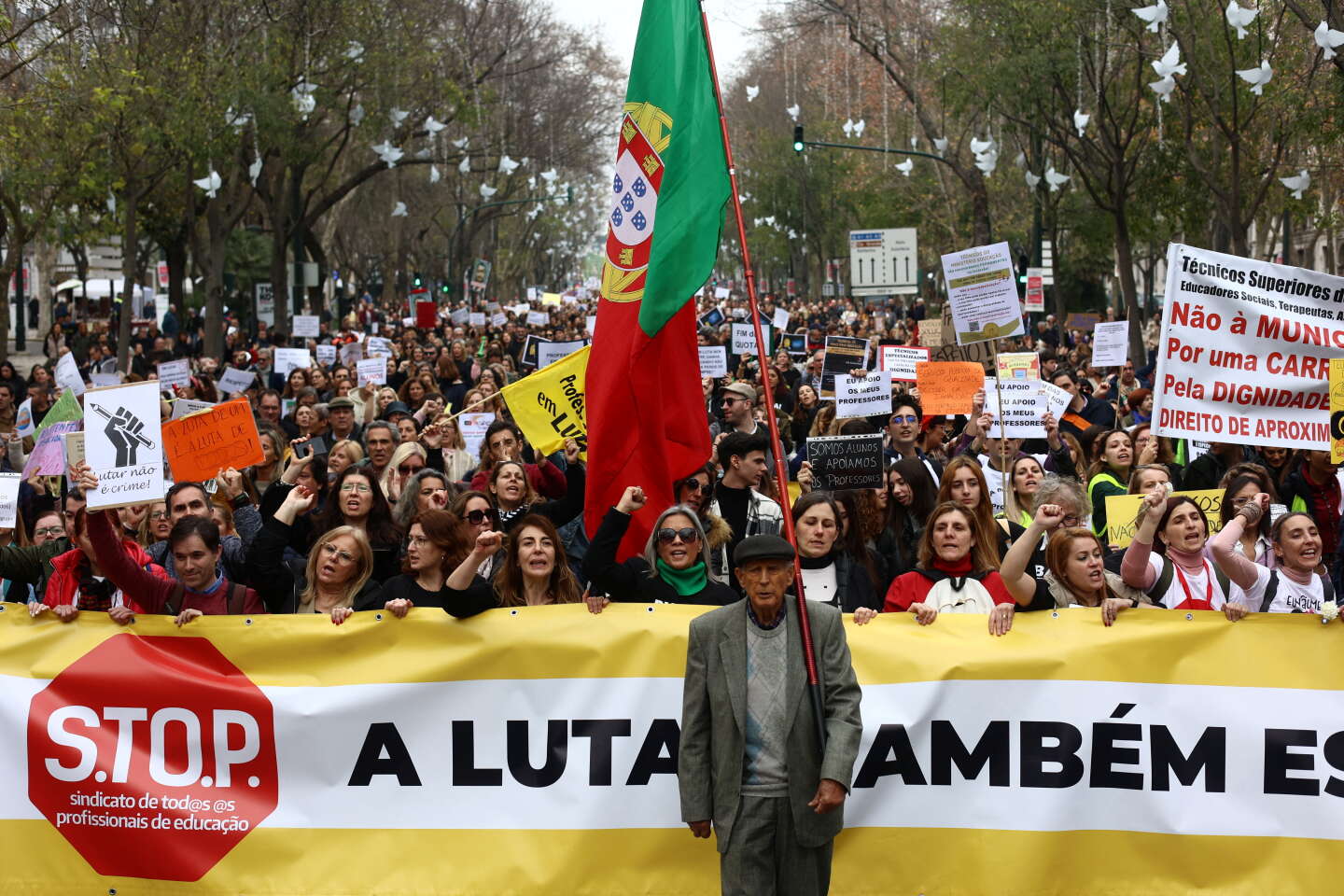 In Portugal, the addition of social movements weakens the socialist government