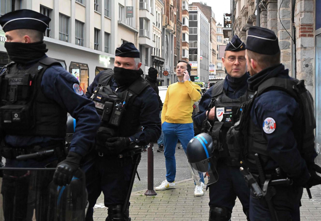 Aurélien Verhassel, presidente de La Citadelle, cerca del punto de reunión de la ultraderecha local mientras la policía vigila los alrededores, en Lille, el 24 de febrero.