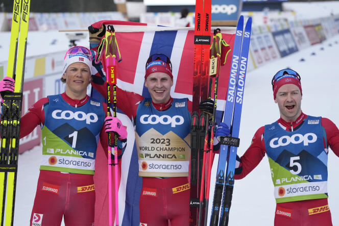 La Norvège a signé un triplé lors du skiathlon des Mondiaux de Planica (Slovénie), avec Simen Hegstad Krüger (au centre), vainqueur, Johannes Klaebo (à gauche), deuxième, et Sjur Roethe (à droite), troisième, le 24 février 2023.