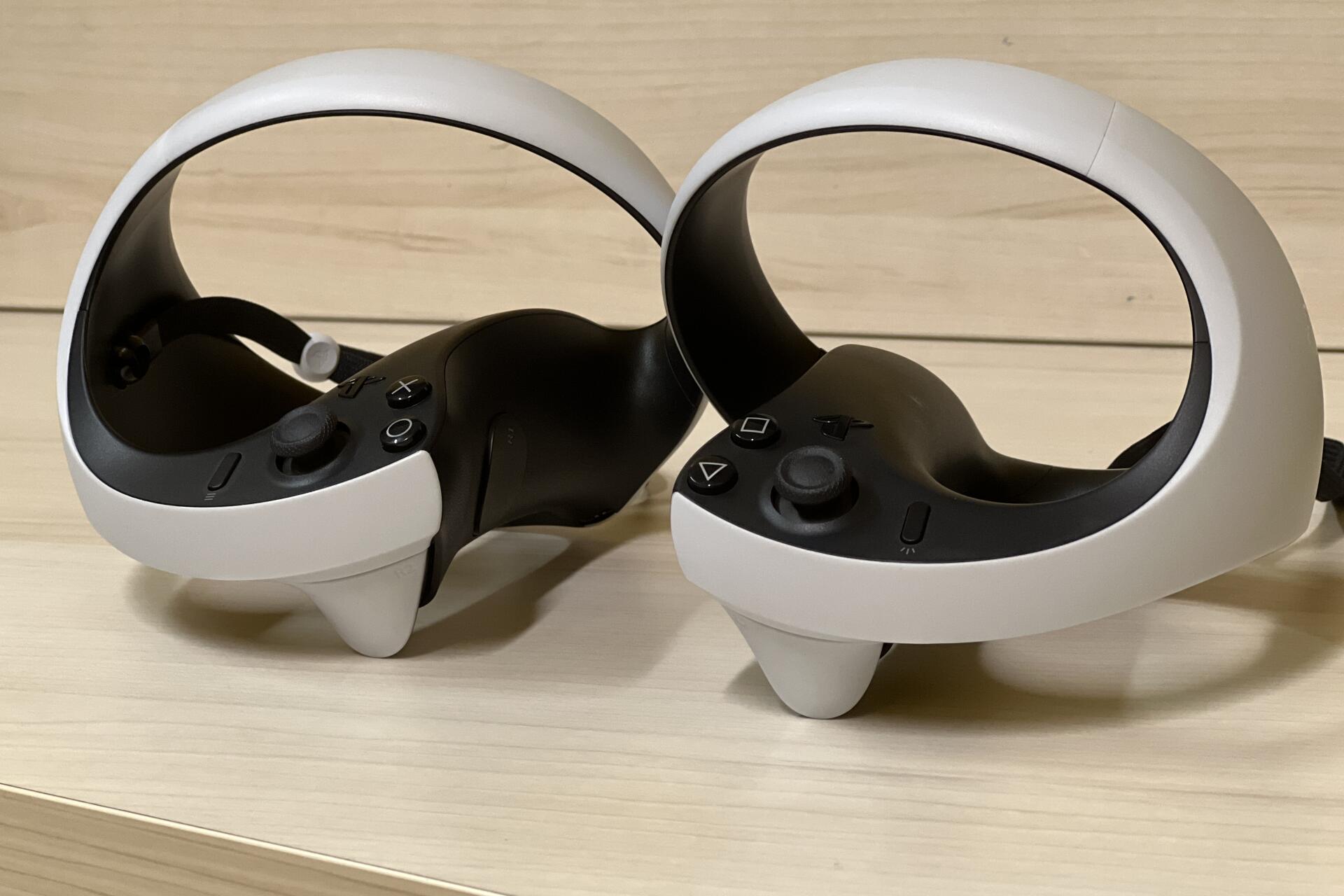 El poco tiempo necesario para lograrlo con los mandos VR 2 Sense nos recuerda que estamos formateados por el diseño de los mandos tradicionales, heredados de la PlayStation 1.