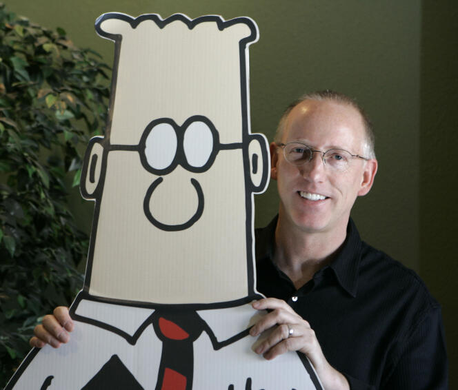 Scott Adams pose avec un portrait du personnage éponyme de sa BD, « Dilbert », le 26 octobre 2006 en Californie.