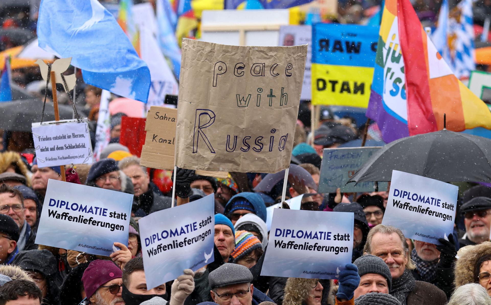 Una manifestación contra la entrega de armas a Ucrania y a favor de las negociaciones de paz entre Rusia y Ucrania, en Berlín, Alemania, el sábado 25 de febrero de 2023.
