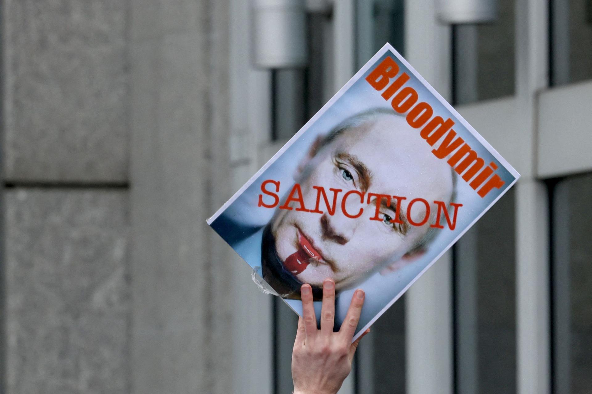 Una persona sostiene una pancarta durante una manifestación en apoyo de Ucrania, en el primer aniversario de la invasión rusa, en Bruselas, Bélgica, el sábado 2 de febrero de 2019.