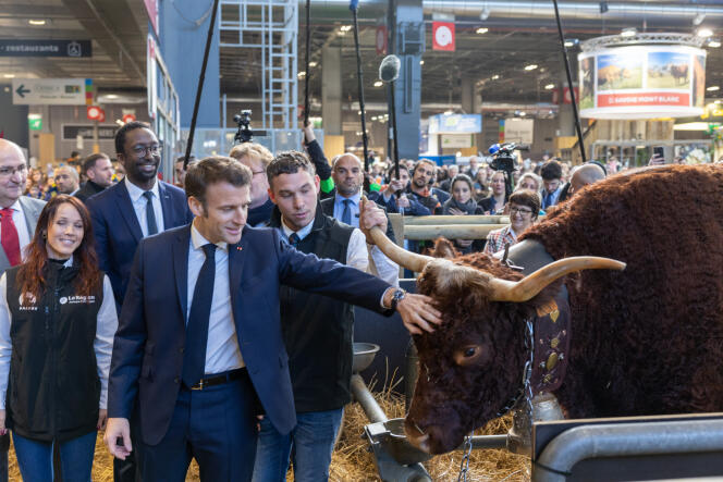 Emmanuel Macron visita el Salón Agrícola de París el 25 de febrero de 2023.
