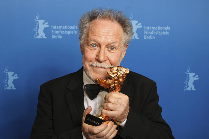 Nicolas Philibert recibe el Oso de Oro a la mejor película 'Sur l'Adamant' durante la ceremonia de premiación en el Festival de Cine Berlinale en Berlín, Alemania, el sábado 25 de febrero de 2023. 