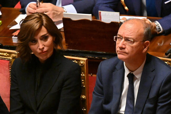 El ministro de Educación italiano, Giuseppe Valditara, con la ministra de la Universidad, Anna Maria Bernini, durante el voto de confianza del gobierno de Meloni en el Senado de Roma el 26 de octubre de 2022.