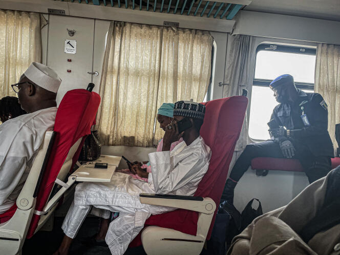 Le train Abuja-Kaduna a repris du service en décembre 2022, avec une seule liaison par jour depuis l’attaque de mars. Des membres des forces de sécurité sont présents à bord – ici le 17 février 2023.