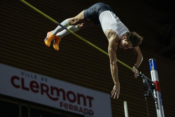 Armand Duplantis durante su exitosa prueba a 6,22 m en el encuentro All Star Perche, en Clermont-Ferrand, el 25 de febrero de 2023.
