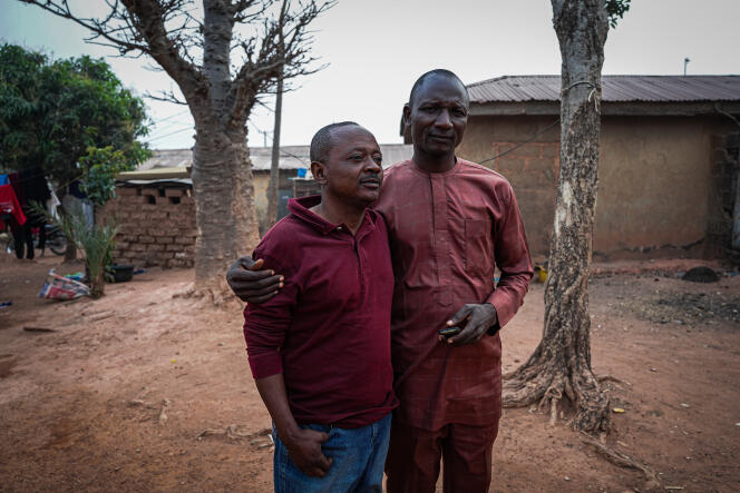 Benjamin Magiari (gauche) a négocié pendant plus de deux mois la libération de son cousin Ruben Waziri, un fermier kidnappé sur la route alors qu’il rentrait des champs – ici le 17 février 2023.