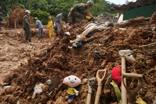 Los equipos de rescate buscan cuerpos después de un deslizamiento de tierra mortal provocado por fuertes lluvias cerca de la playa de Barra do Sahi en la ciudad costera de Sao Sebastiao, Brasil, el miércoles 22 de febrero de 2023.