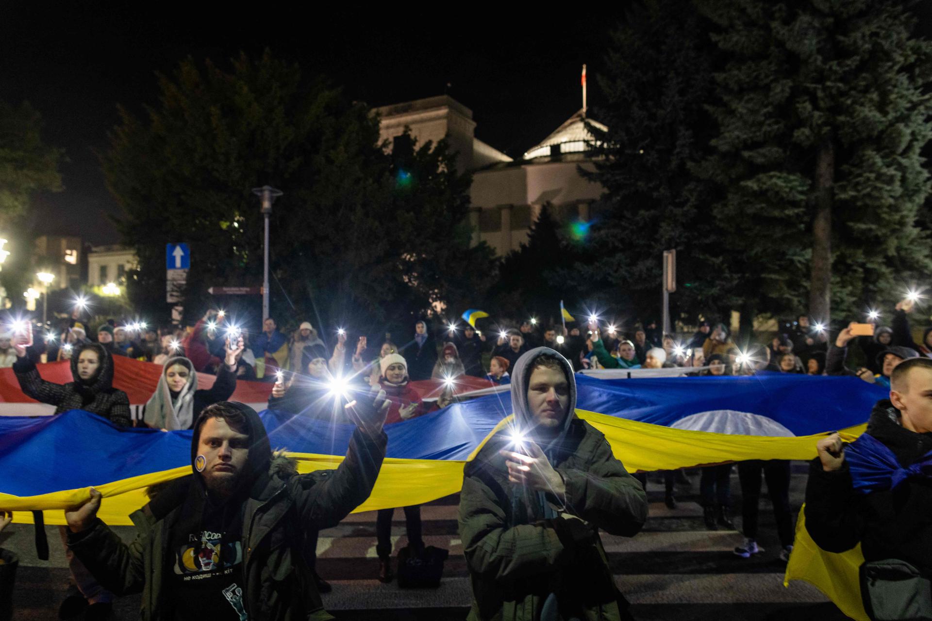 Afuera de la Embajada de Rusia en Varsovia, Polonia, el viernes 24 de febrero de 2023.