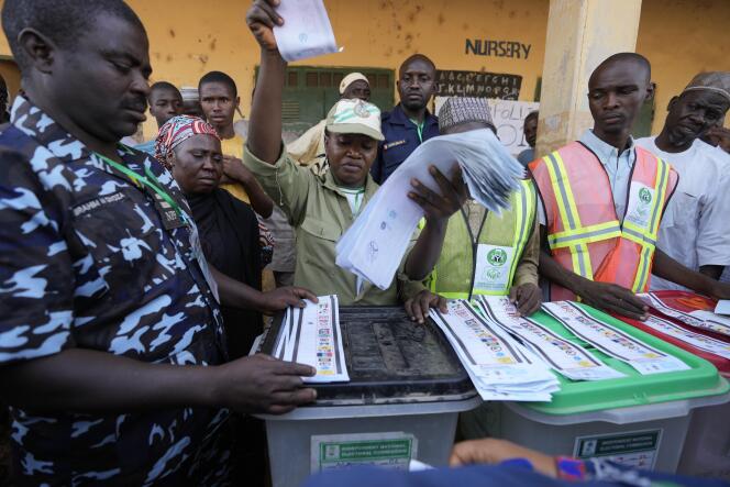 Los funcionarios electorales emitieron los votos en una oficina en Yola, Nigeria, el 25 de febrero de 2023.