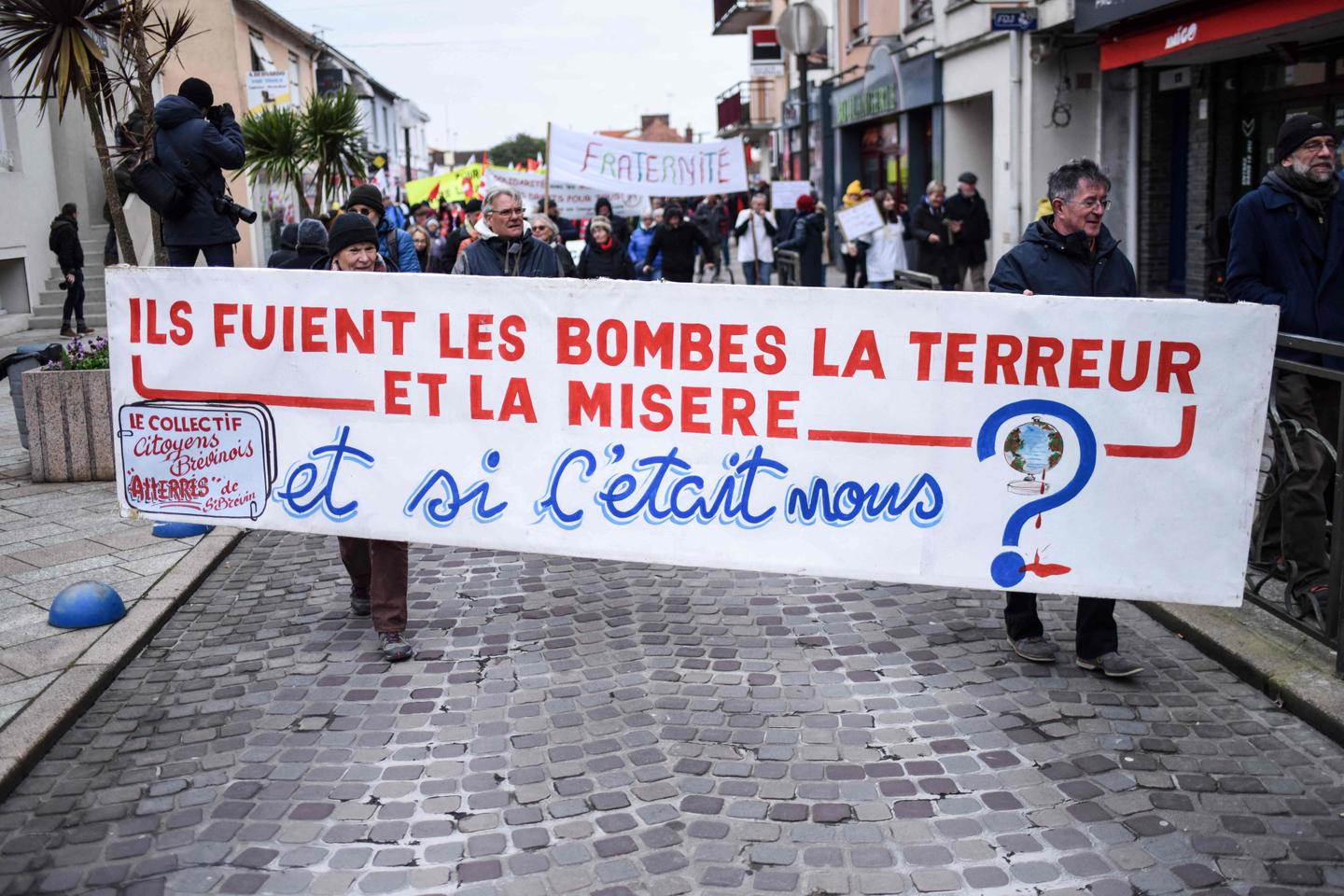 En Saint-Brévin-les-Pins, partidarios y opositores de un centro de acogida para solicitantes de asilo se turnan para manifestarse
