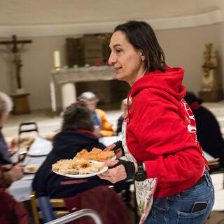 Une bénévole de l'association catholique Magdalena, pendant le repas gratuit proposé tous les mercredi soir dans la crypte de la basilique du Sacré-Cœur à Grenoble, le 22-02-23.