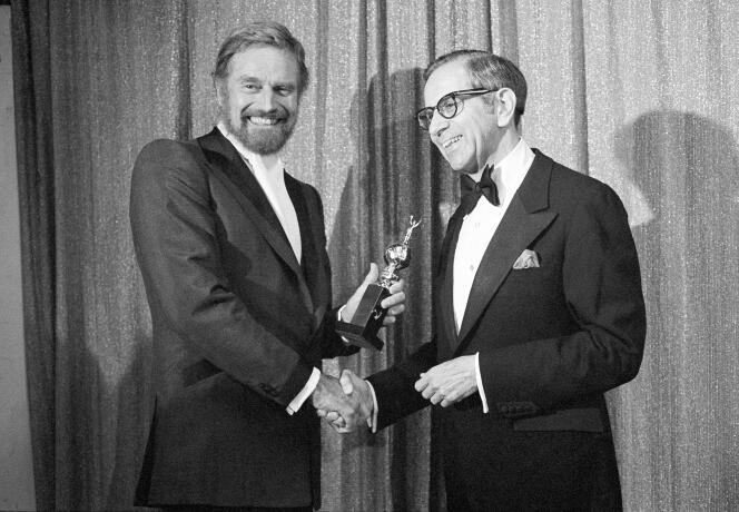 El actor Charlton Heston con Walter Mirisch en los Globos de Oro en Los Ángeles en enero de 1977.