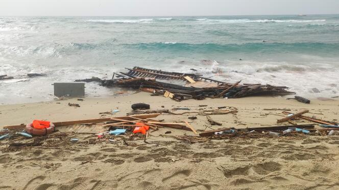 Los restos de un barco de migrantes tras su hundimiento en el Mediterráneo, el domingo 26 de febrero de 2023. 