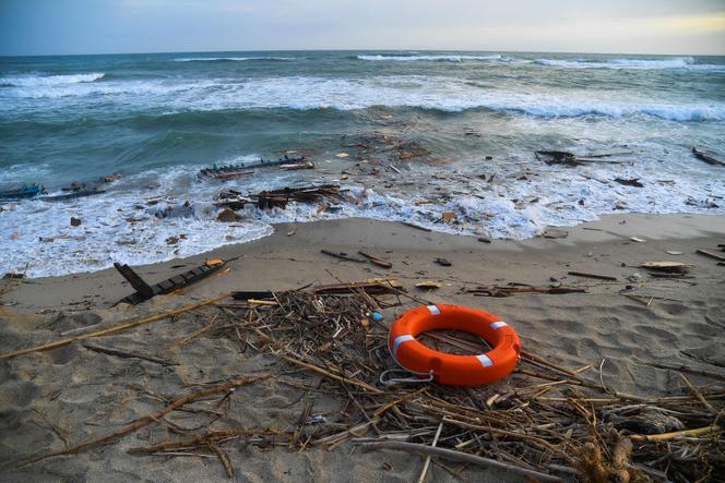 Los escombros de un barco pesquero amontonados en la orilla de la playa de Steccato di Cutro (Italia), tras el hundimiento de una embarcación de migrantes, el 26 de febrero de 2023.