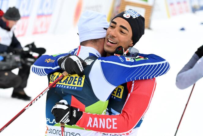 Renaud Jay (de espaldas) y Richard Jouve tras su tercer puesto en la prueba de velocidad por equipos del campeonato mundial de esquí de fondo en Planica (Eslovenia), el 26 de febrero de 2023.