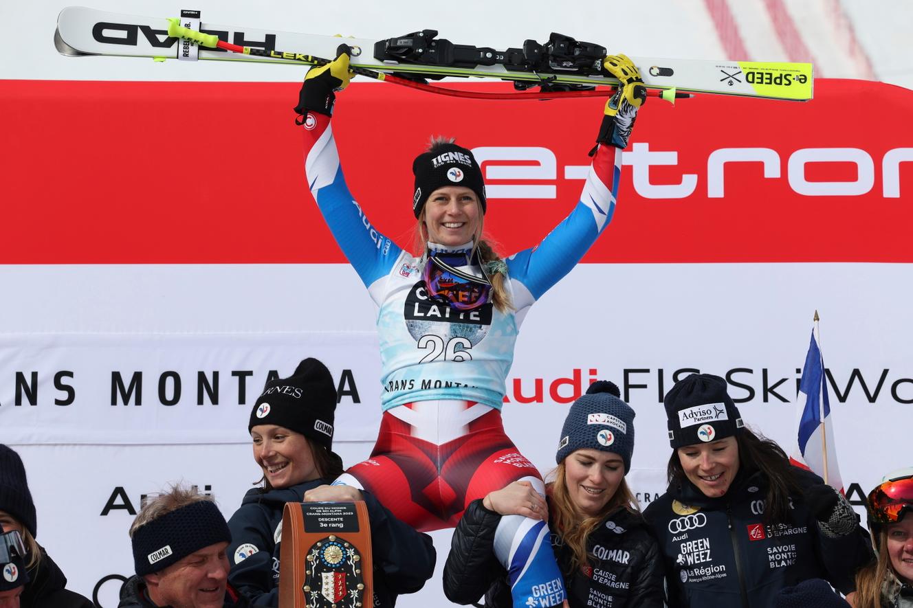 Laura Gauché celebra su primer podio en la Copa del Mundo, tras el descenso de Crans-Montana (Suiza), donde la francesa finalizó tercera, el 26 de febrero de 2023.