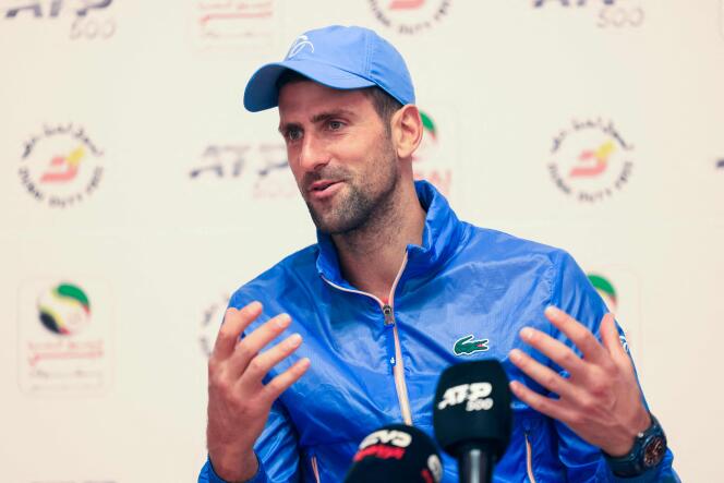 Novak Djokovic lors d'une conférence de presse lors du tournoi de Dubaï, le 26 février 2023. 
