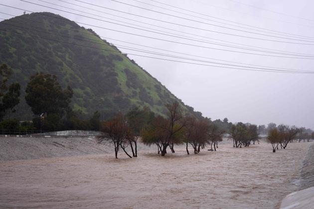 El río Los Ángeles fluye a torrentes luego de las lluvias torrenciales que azotan la región, en Los Ángeles, el 25 de febrero de 2023.