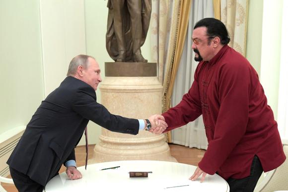 Steven Seagal y Vladimir Poutine el 25 de noviembre de 2016 en Moscú, durante la entrega del pasaporte ruso al actor estadounidense.