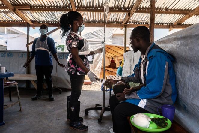 Un agent de santé s’occupe d’un nouveau patient dans un centre temporaire de traitement du choléra à l’hôpital du district de Bwaila, à Lilongwe, la capitale du Malawi, le 21 février 2023. 