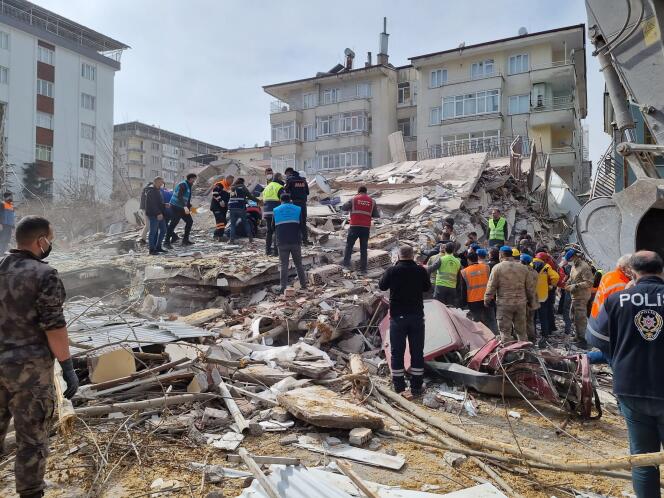 Los equipos de rescate buscan entre los escombros de los edificios derrumbados en Malatya el 27 de febrero de 2023.