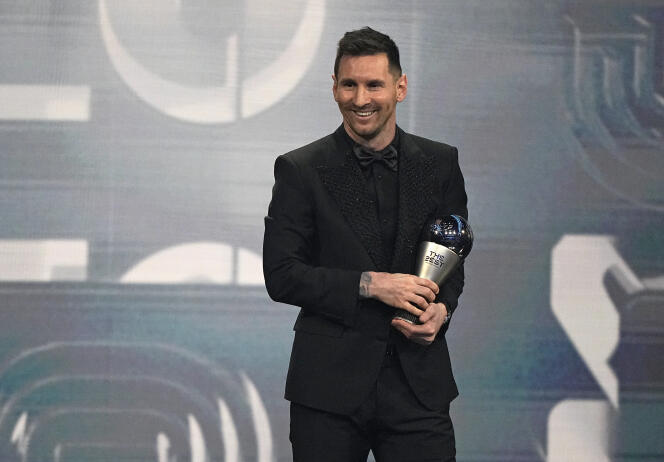 L’Argentin Lionel Messi heureux de recevoir le trophée de meilleur joueur de football de l’année 2022, à la Salle Pleyel, à Paris, le 27 février 2023.