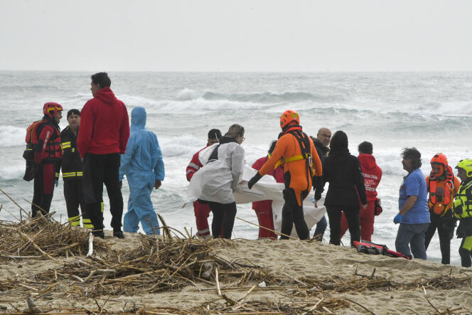     Un equipo de rescate italiano recupera el cuerpo de un ahogado en la playa de Steccato di Cutro (Italia), tras el hundimiento de una embarcación de migrantes, el 26 de febrero de 2023.