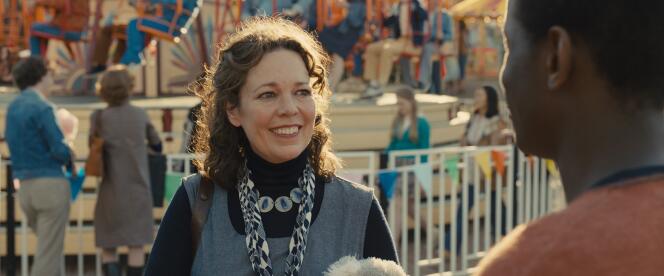 Hilary (Olivia Colman) and Stephen (Michael Ward, from behind) in Sam Mendes' 