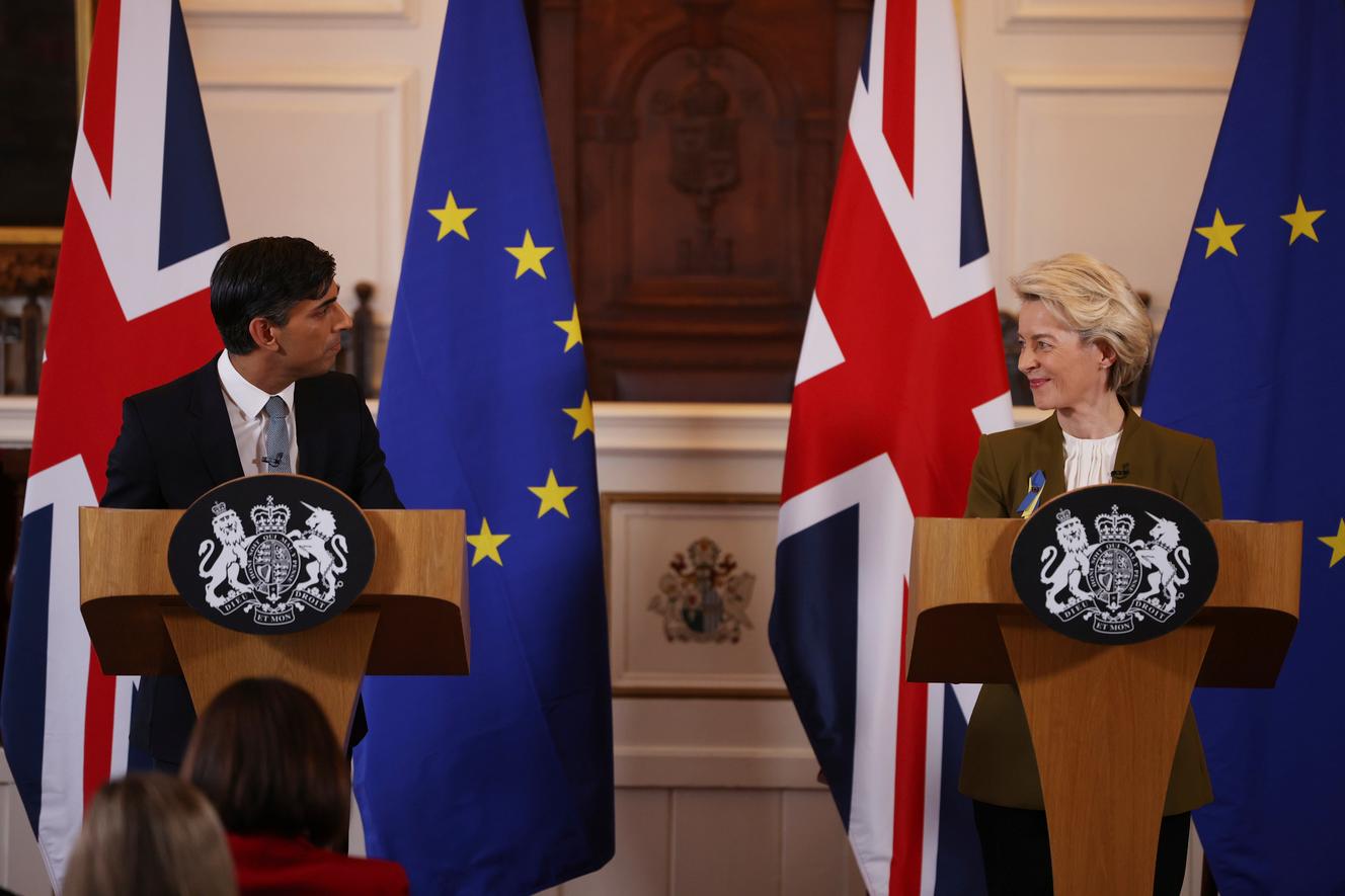 El primer ministro británico, Rishi Sunak, y la presidenta de la Comisión Europea, Ursula von der Leyen, anuncian que han llegado a un acuerdo sobre un nuevo protocolo de Irlanda del Norte, en Windsor, Inglaterra, el lunes 27 de febrero de 2023.