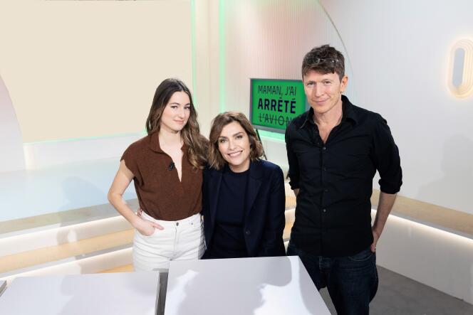 From left to right: Camille Etienne, Daphné Roulier and Raphaël Hitier, on the set of the magazine 