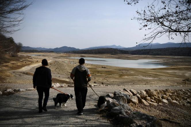 No Lago Montbel, em Ariège, 21 de fevereiro de 2023.