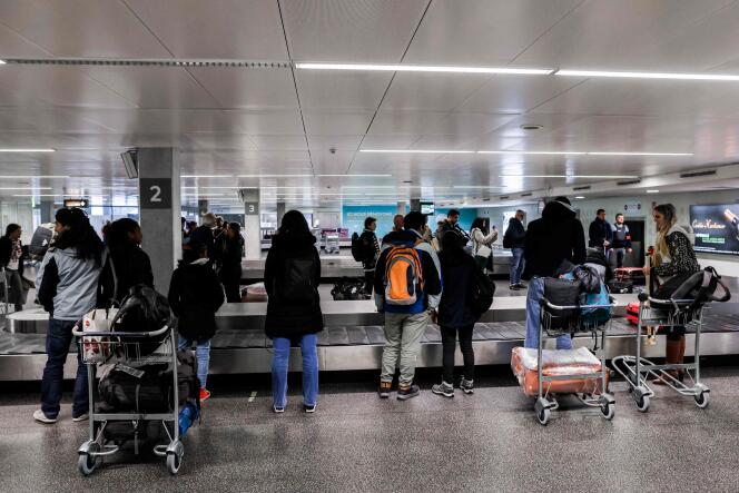 Los pasajeros esperan su equipaje a su llegada al aeropuerto de Mérignac en Burdeos.  27 de febrero de 2023.