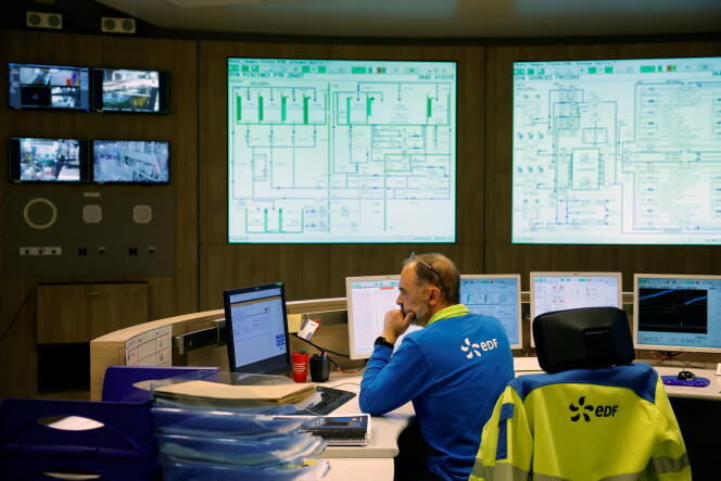 En salle de contrôle, sur le chantier du réacteur nucléaire de troisième génération (EPR), à Flamanville (Manche), le 14 juin 2022.