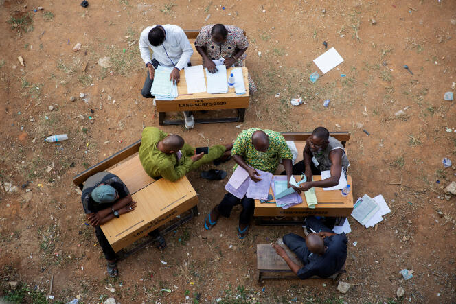 Décompte des suffrages de l’élection présidentielle au Nigeria dans un bureau de vote de Lagos, le 26 février 2023.  