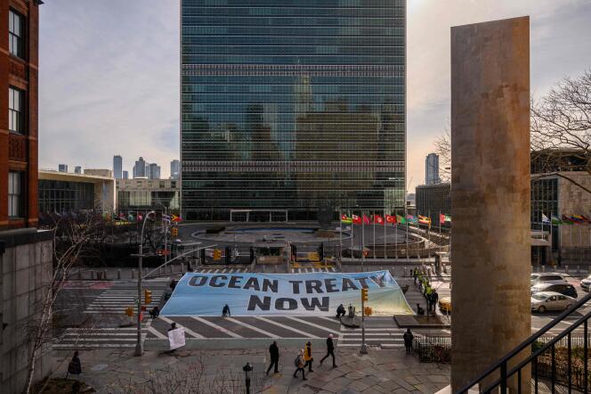 Una pancarta de Greenpeace frente a la sede de las Naciones Unidas en Nueva York, pidiendo la conclusión de un tratado en alta mar, 27 de febrero de 2023.