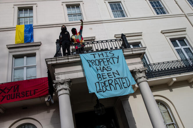 “Esta propiedad ha sido liberada”, anuncian en su pancarta los activistas que ocupan la residencia del oligarca ruso Oleg Deripaska, en Londres, el 14 de marzo de 2022. 