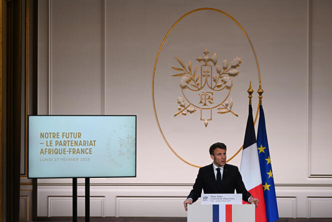     Emmanuel Macron describe la estrategia renovada de su gobierno para África, dos días antes de su visita al continente, en el Palacio del Elíseo, el 27 de febrero de 2023.