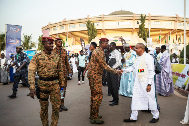 Le 25 février 2023, avant la cérémonie d’ouverture du festival, devant le Palais des sports de Ouagadougou, un gradé de l’armée burkinabée accueille un membre de la délégation malienne, dont le pays est invité d’honneur de cette édition.