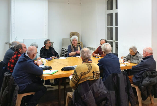 Une réunion des membres du collectif du village de Lasalle (Gard), le 15 février 2023.
